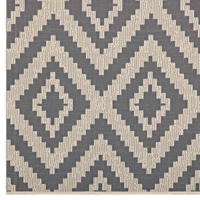 Jagged Geometric Diamond Trellis 8x10 Indoor and Outdoor Area Rug